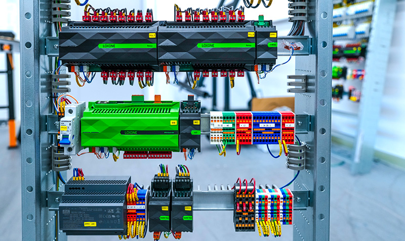 Standardní a inteligentní elektroinstalace